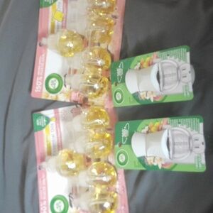 Air Wick Lot. (2) 5 ct. Vanilla & Pink Papaya , (2) Plug in warmers.